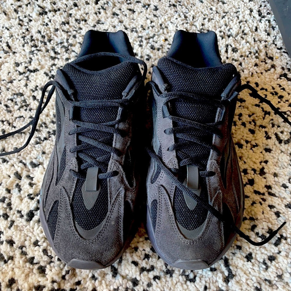 Yeezy boost 700 Triple black